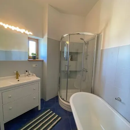 Spacious And Bright Center With Cityview 아파트