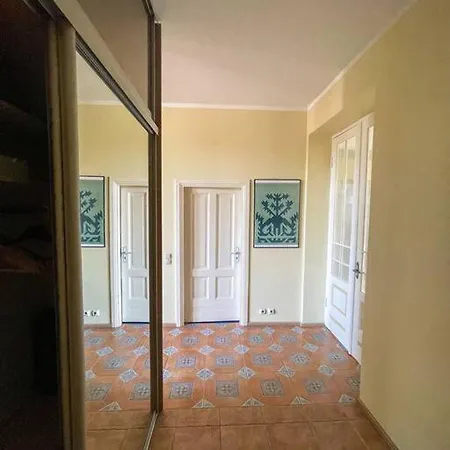 Spacious And Bright Center With Cityview